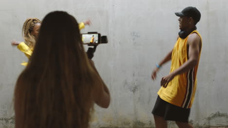 hombre bailando con mujer negra