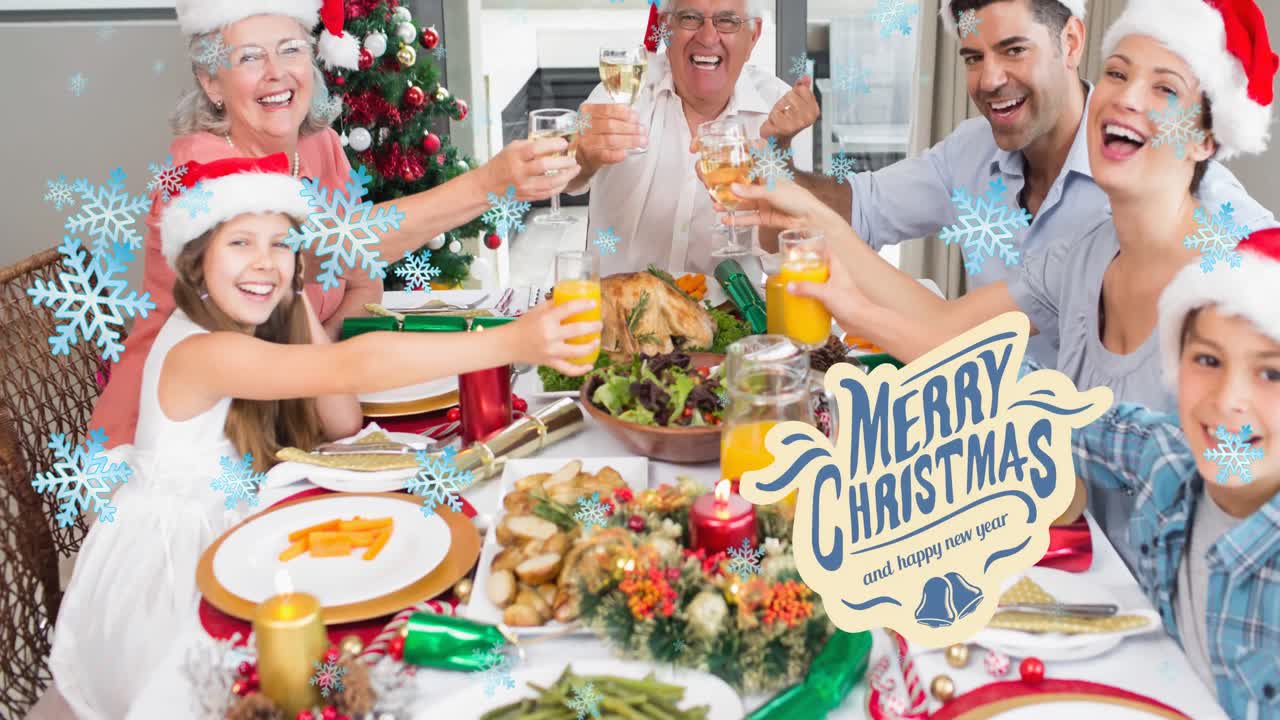 animación de nieve cayendo y feliz texto de navidad sobre feliz familia cena de la víspera de navidad