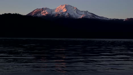 Mt-Shasta-Vista-Desde-El-Lago-Siskiyou-Al-Atardecer