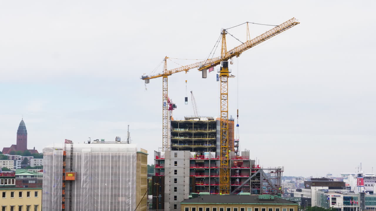 grúas torre en el trabajo en el sitio de construcción en la ciudad