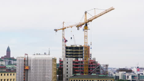 grúas torre en el trabajo en el sitio de construcción en la ciudad
