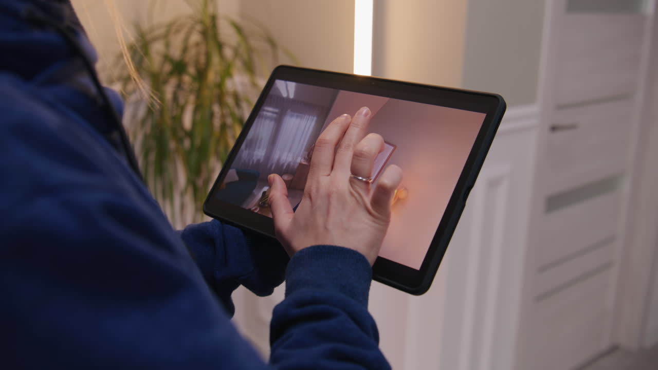 persona que utiliza una tableta para ver un recorrido virtual por el hogar