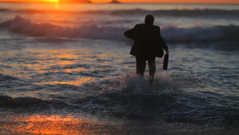 Geschäftsmann-Stürzt-Sich-Ins-Meer