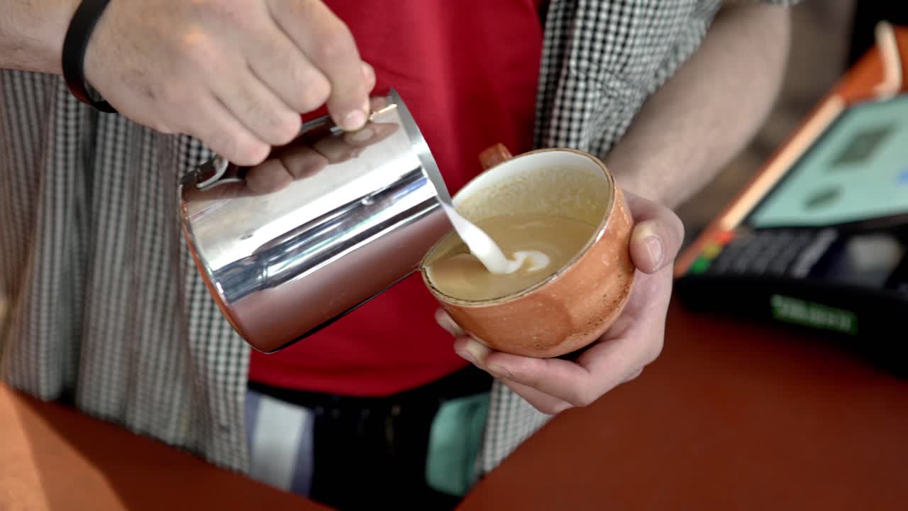 barista haciendo arte del latte