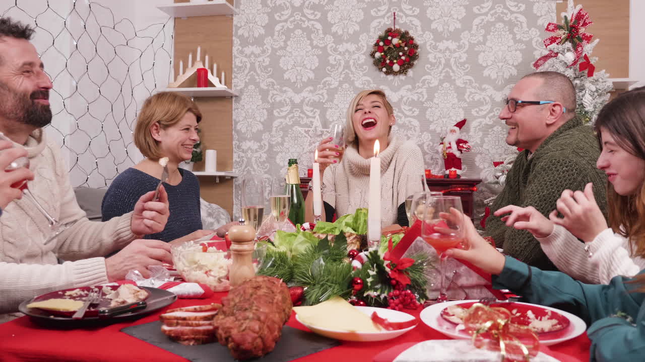 celebración de la cena de navidad en familia