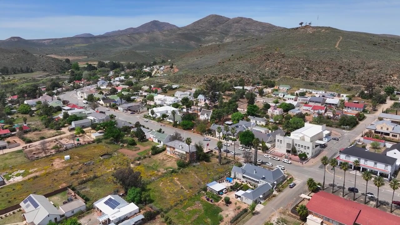 Güney Afrika'daki Küçük Karoo'da Büyüleyici Uniondale Üzerinde Havadan Yükseliş