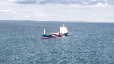 barco amarrado en solent fuera de la isla de wight dron,aéreo