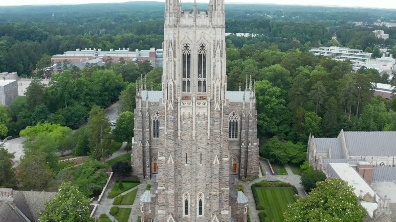대학 캠퍼스에서 듀크 대성당의 공중 상승