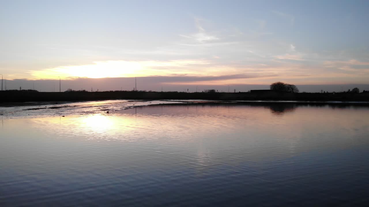 일출 동안 네덜란드 ridderkerk 마을 근처의 crezeepolder에 있는 잔잔한 호수에 반사