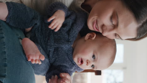 Feliz-Mamá-Y-Bebé-Teniendo-Video-Chat-Usando-Un-Teléfono-Inteligente-Mamá-Compartiendo-El-Estilo-De-Vida-De-La-Maternidad-Sosteniendo-Al-Niño-Charlando-Con-La-Familia-En-La-Pantalla-Vertical-Pov