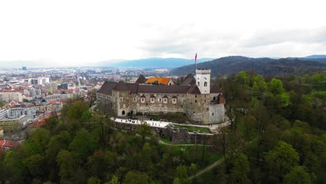 Vídeo-Cinematográfico-De-Drones-En-órbita-Del-Castillo-De-Liubliana-En-Tiempo-Nublado