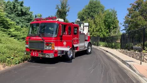 Camión-De-Bomberos-Bloqueando-Calle-Residencial