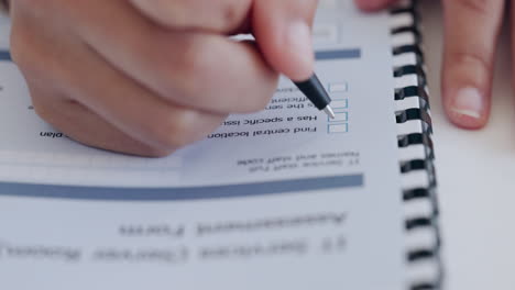persona que está rellenando una lista de comprobación
