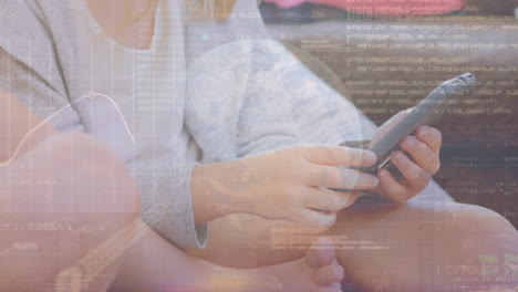 animación del globo y procesamiento de datos sobre una mujer de negocios caucásica que usa un teléfono inteligente