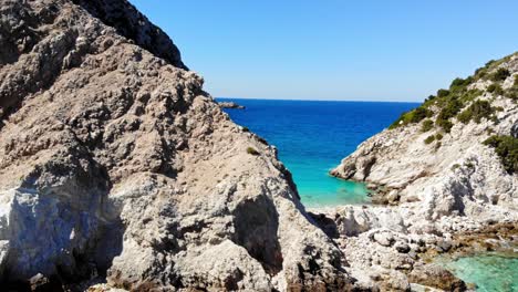 acantilados rocosos y océano turquesa en la playa de agia eleni en grecia - toma aérea de drones