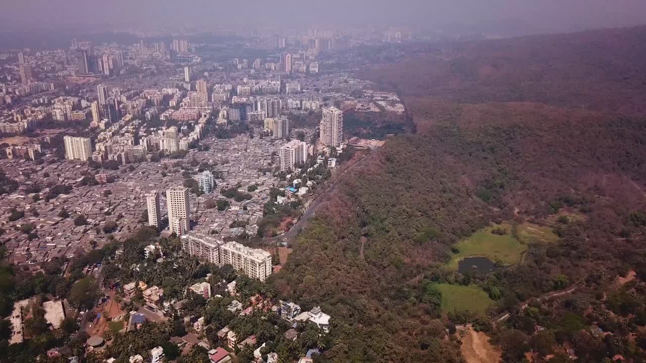 Veduta aerea di Mumbai, India, con sobborghi residenziali e paesaggio del Parco Nazionale Sanjay Gandhi, ripresa con drone ad alta quota