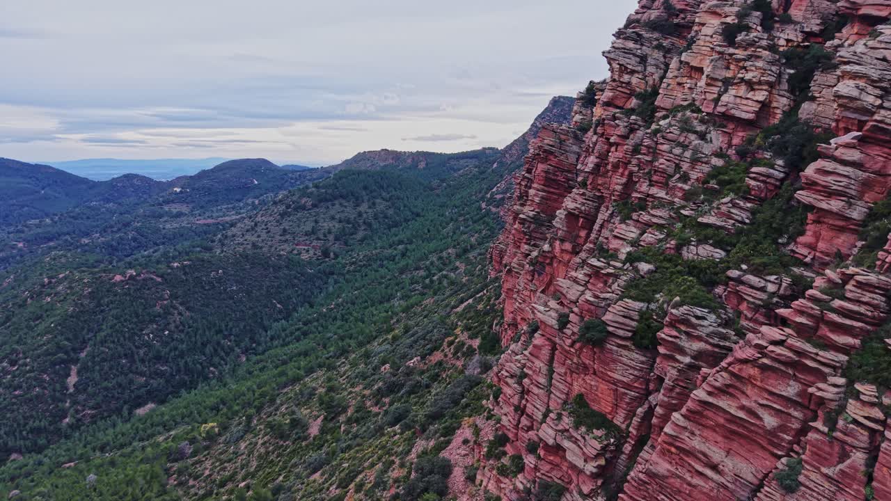 Vista sulle montagne rocciose in Spagna durante il giorno
