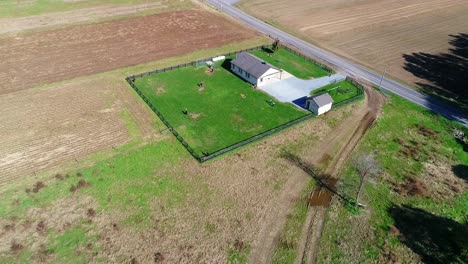 Escuela-Amish-De-Una-Habitación-Con-Niños-Amish-Jugando-Béisbol-Vistos-Por-Un-Dron