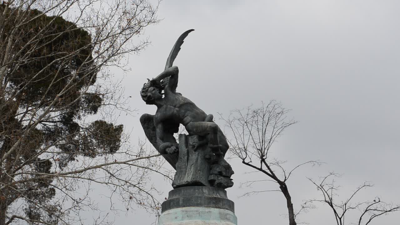 Madrid, capitale della Spagna. Antico monumento nel Parco del Retiro - l'Angelo Caduto