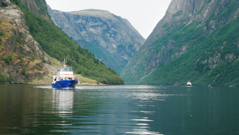 Un-Pequeño-Crucero-Navega-Por-El-Pintoresco-Fiordo-En-Noruega-Viajes-Y-Turismo-En-Escandinavia-4k