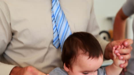 Padre-Sosteniendo-A-Su-Hijo-Por-La-Mañana-Antes-Del-Trabajo