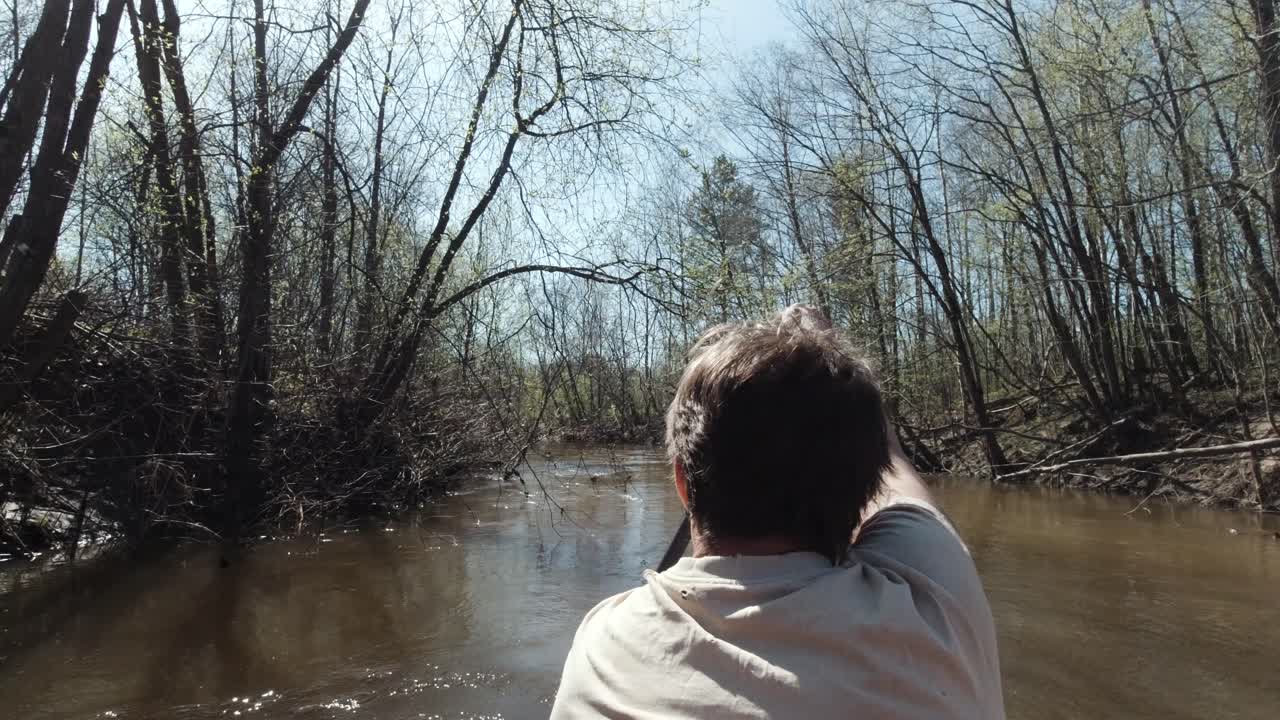 평화로운 강을 가로질러 카야크를 타고