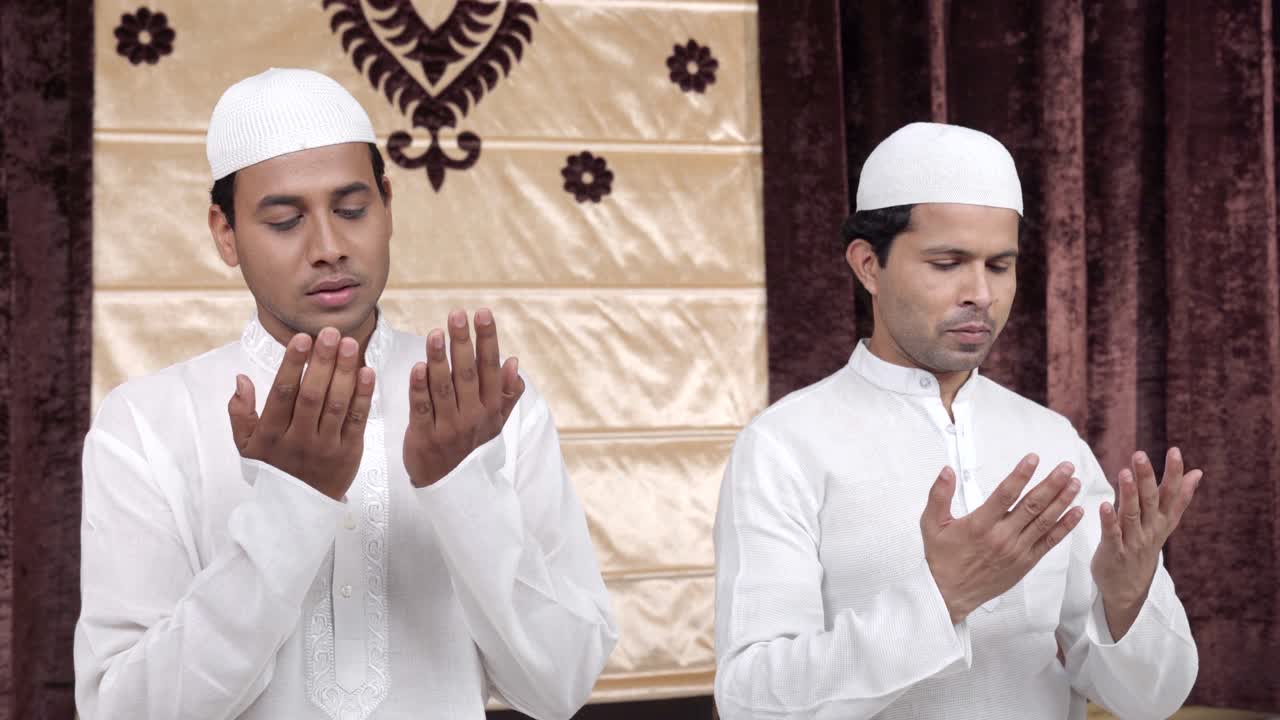 Uomini musulmani indiani che recitano il Namaz ad Allah