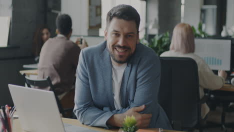 un hombre de negocios sonriente en una oficina moderna.