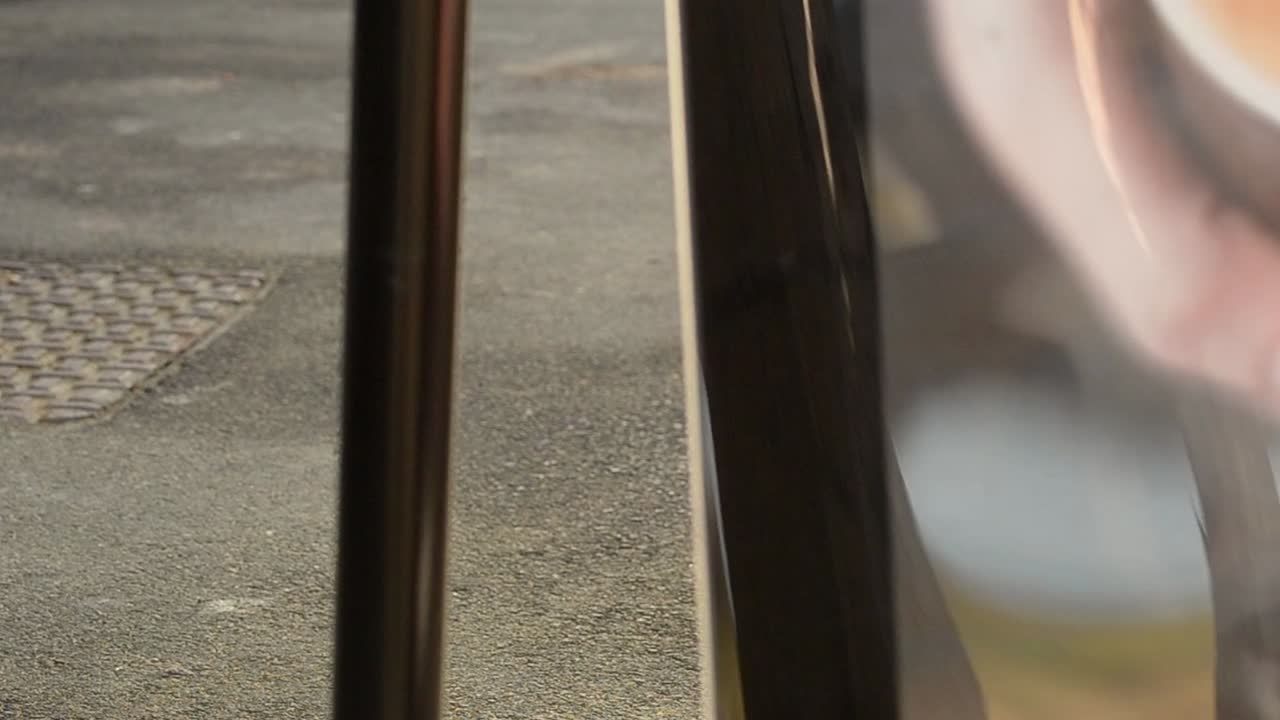 바람이 불어 커피숍 간판