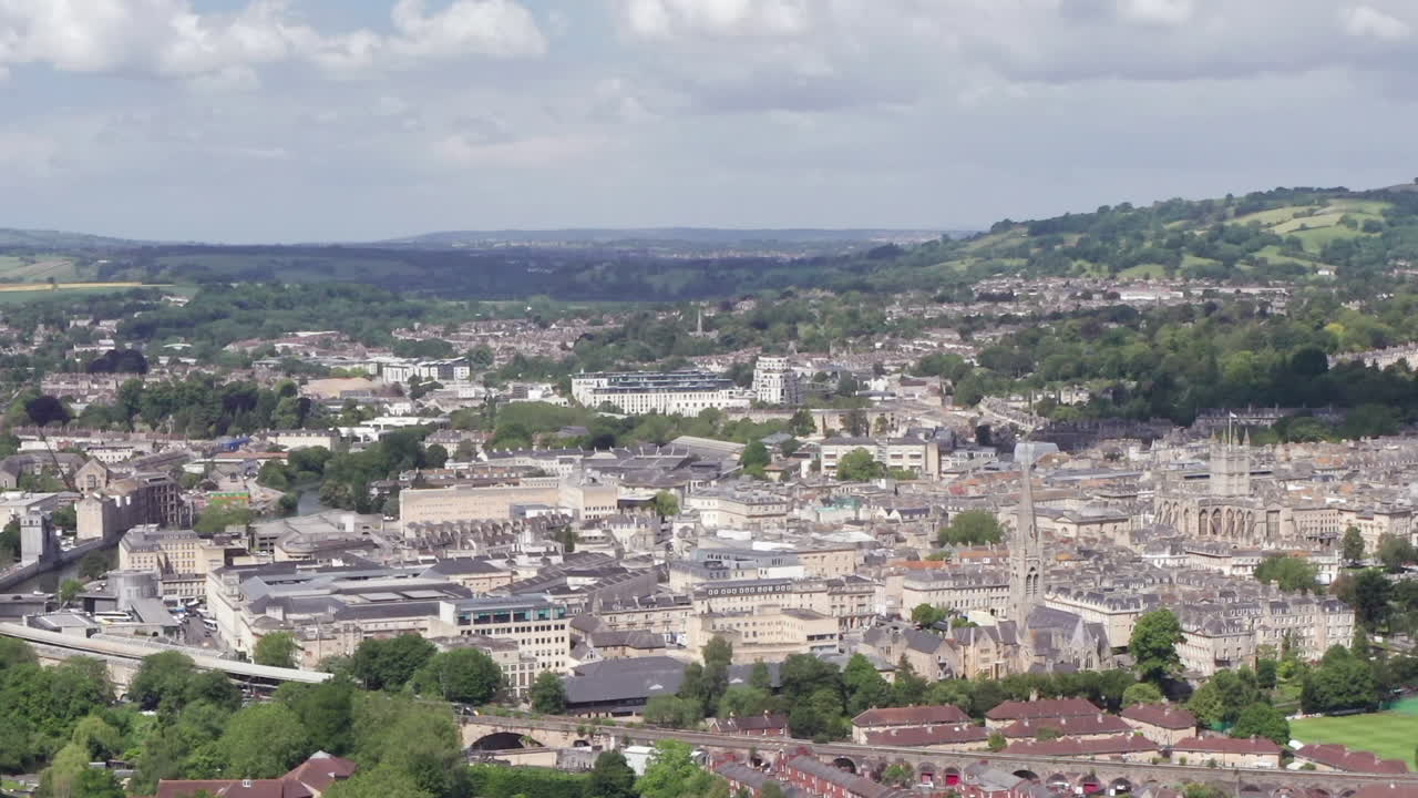 Carrellata aerea della skyline della città di Bath nel sud-ovest dell'Inghilterra in una giornata estiva di sole, in movimento da sinistra a destra con inquadratura stretta