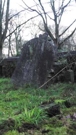 vieja lápida en un cementerio