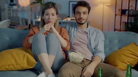 pareja viendo una película en casa