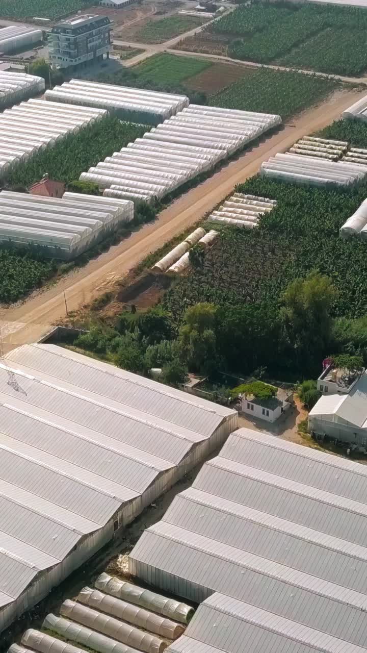 vista aérea de una moderna granja comercial de invernaderos