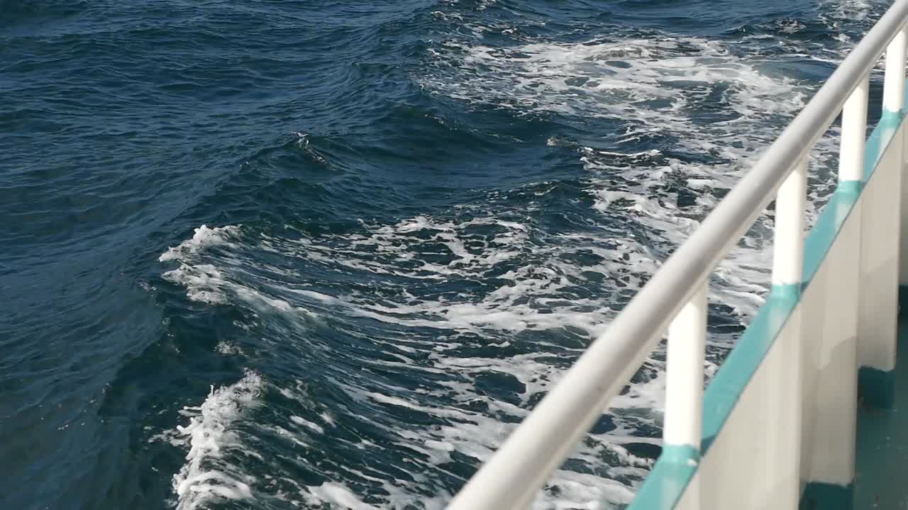 las olas del océano chocando contra un barco