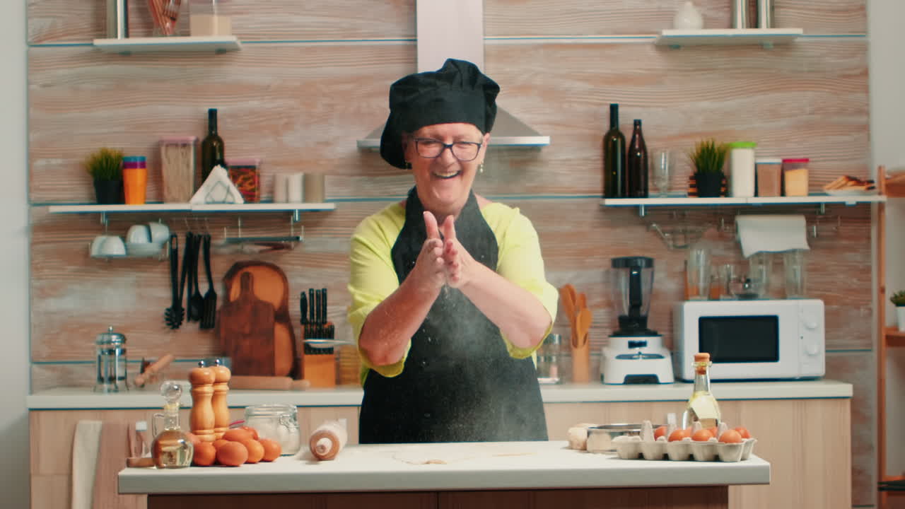 las manos aplaudiendo lanzando harina sonriendo