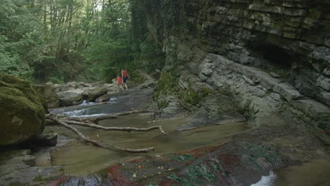 familia caminando a través de una cascada