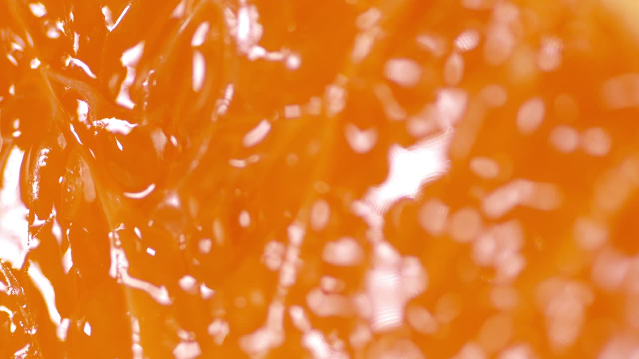 익은 만다린의 살은 천천히 회전합니다.