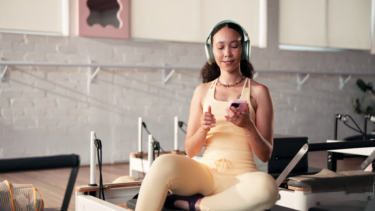Donna che ascolta musica e si rilassa dopo Pilates