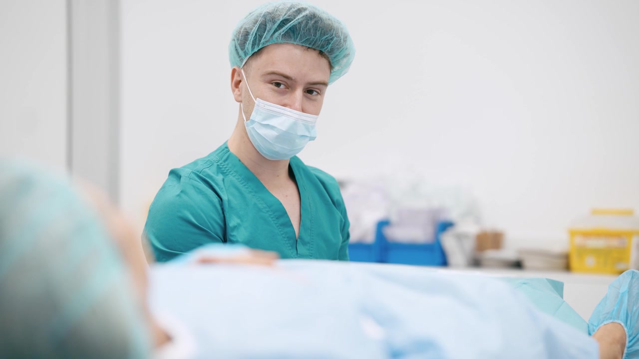 Chirurgo che monitora il paziente durante una procedura medica