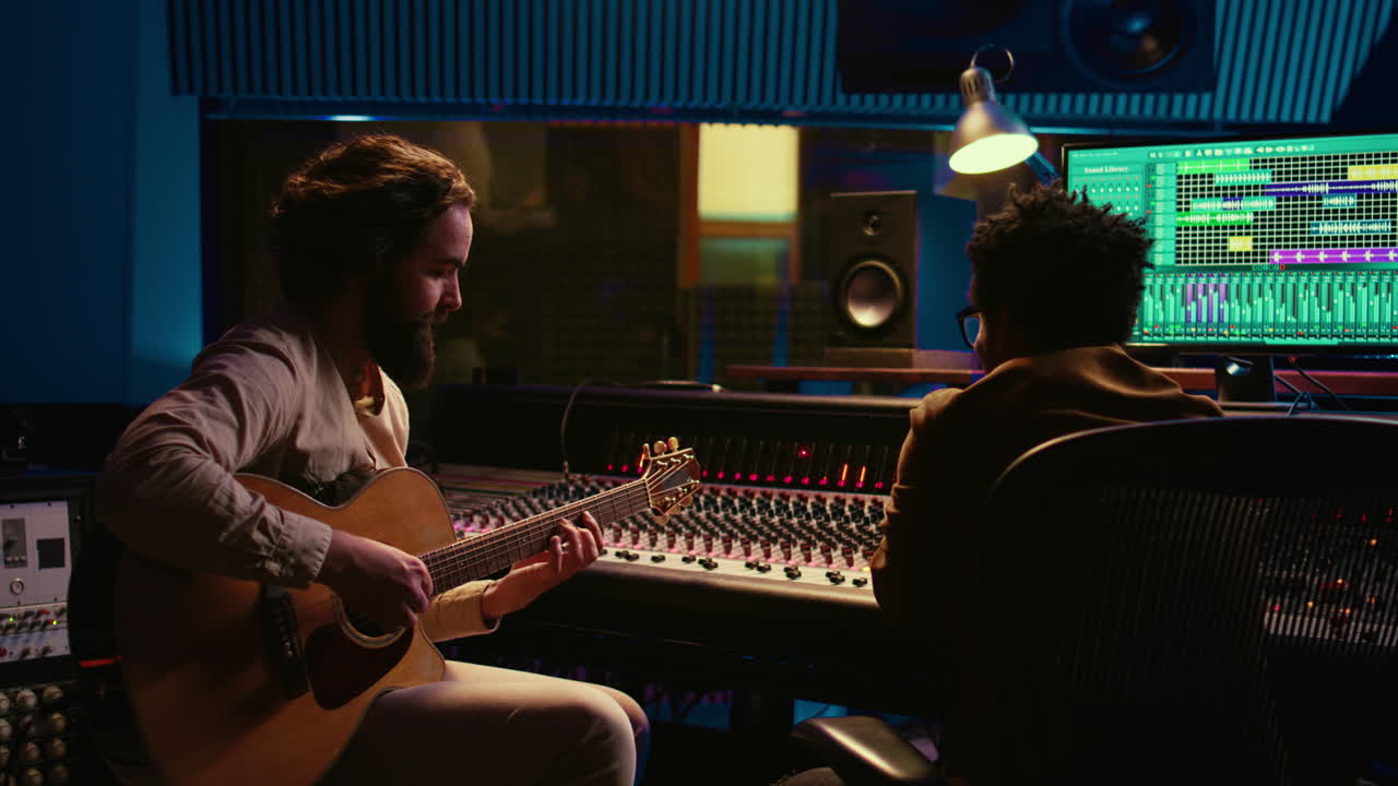 intérprete y compositor cantando nuevas canciones en su guitarra electroacústica