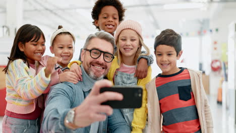 maestro hombre, selfie y niños de la escuela con sonrisa