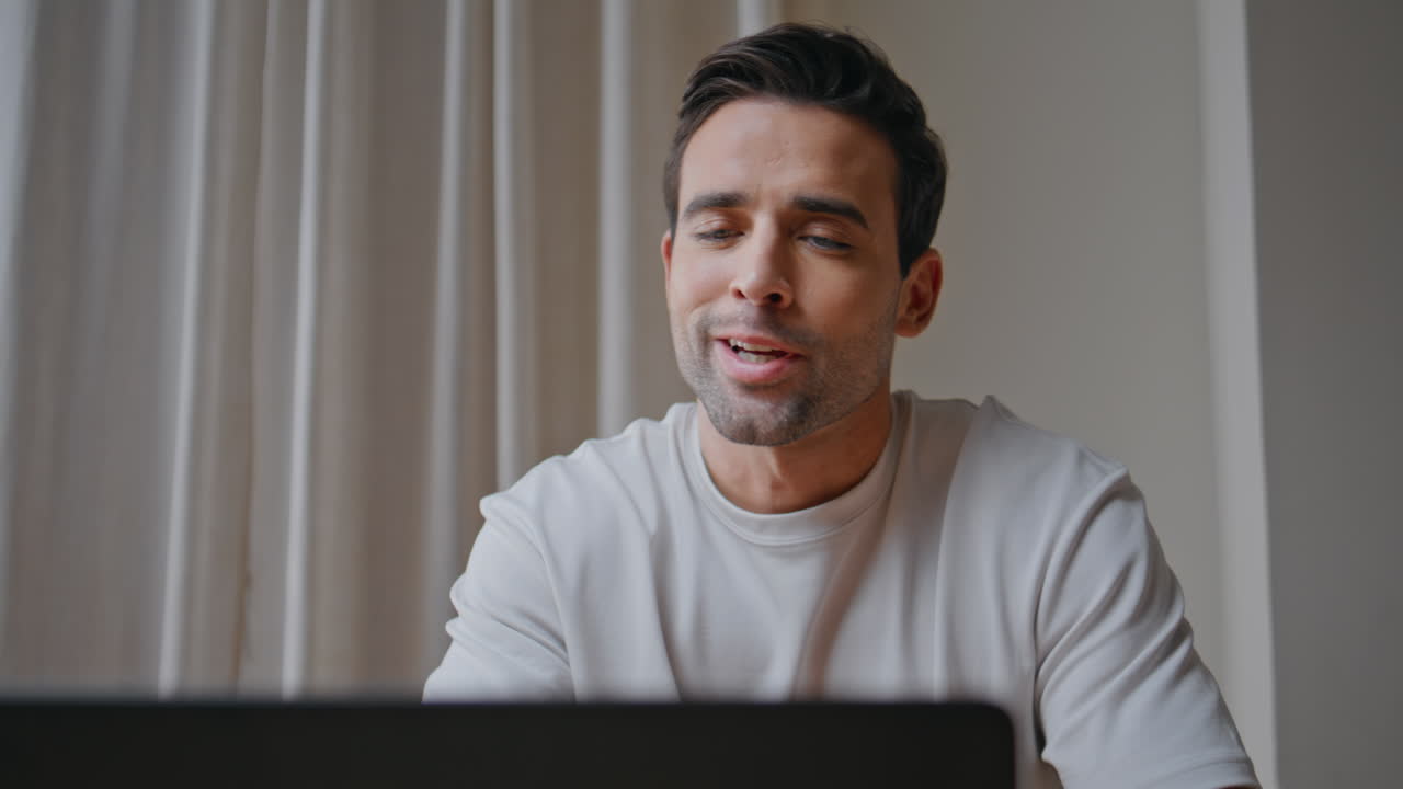 Primo piano di un manager professionista che offre consulenza online utilizzando un laptop nel suo ufficio domestico