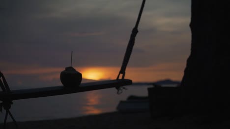 Vibraciones-Frescas-De-Playa-De-Coco-Al-Atardecer-En-Una-Hermosa-Playa