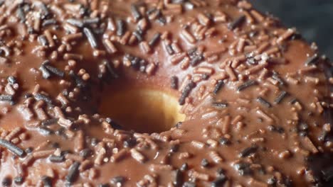 Köstlicher-Schokoladenglasur-Donut,-Hausgemachte,-Leckere-Streusel,-Toppings,-Süße-Speisen,-Nahaufnahme