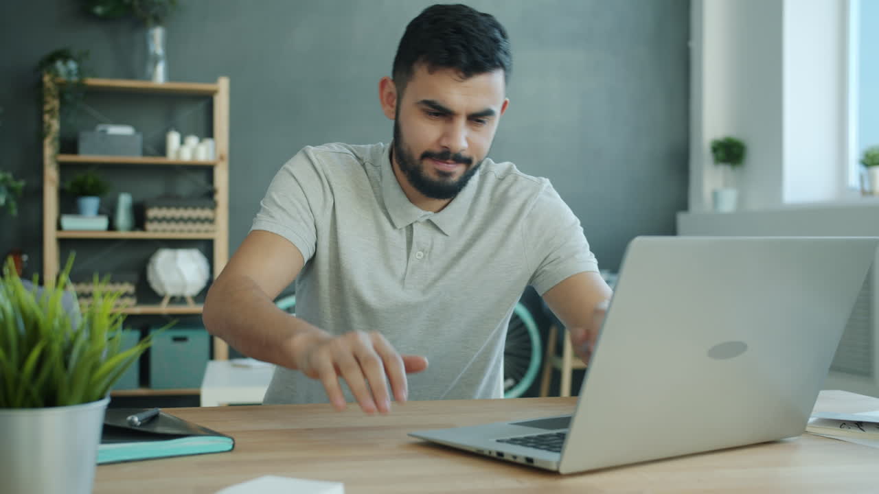 persona que trabaja en una computadora portátil en una oficina en el hogar
