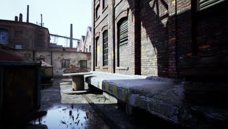 Zona-De-Fábrica-De-Industria-Abandonada-Y-Bajo-El-Cielo-Soleado