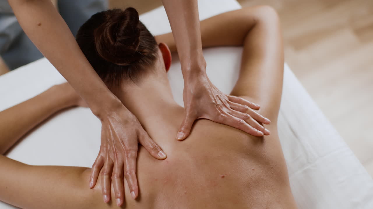 mujer recibiendo un masaje de espalda