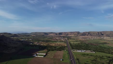 Blick-Auf-Töpfe-Und-Berge-Mexikos-Mit-Einer-Straße-Im-Hintergrund