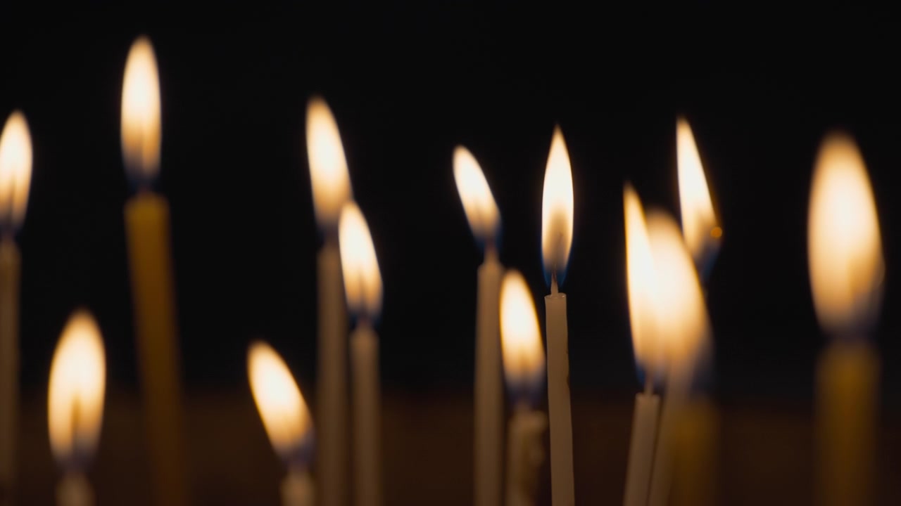 Candele accese in chiesa