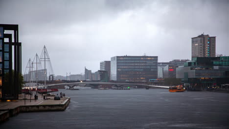 copenhagen timelapse: el puente plegable se abre durante la lluvia ligera